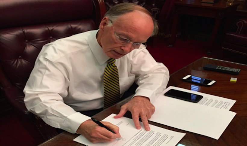 Alabama Governor Robert Bentley signs Executive Order 14 instructing state agencies to use "all lawful means necessary" to keep Syrian refugees from resettling in the state. (Photo: Governor's Office)